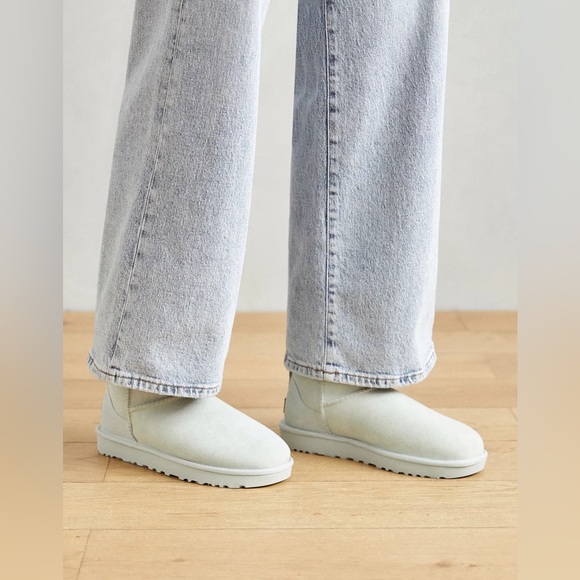 Brand new in box sz 9 Ugg Ultra Mini in RARE sold out Goose color - Picture 3 of 4